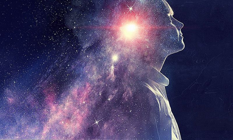 Eine Person steht im Profil vor einem kosmischen Hintergrund, der spirituelle Seelenarbeit symbolisiert.
