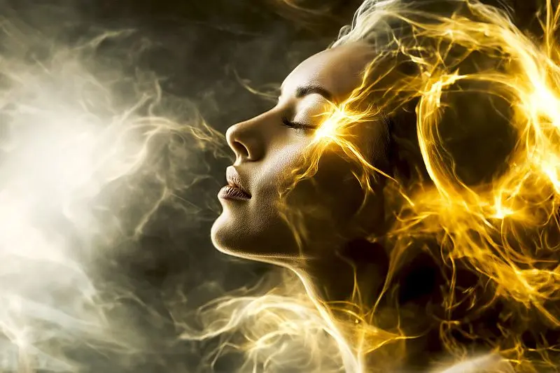 Eine Frau mit geschlossenen Augen wird von goldenen Energiewellen umhüllt, symbolisierend die spirituelle Kraft des Seelenplans.