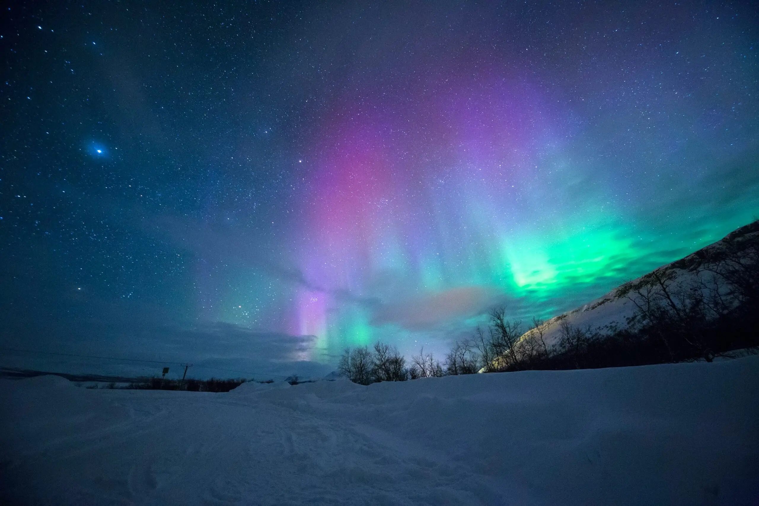 lightscape-LtnPejWDSAY-unsplash Das zauberhafte Polarlicht erleuchtet den Nachthimmel und symbolisiert die spirituelle Kraft deines Seelenplans.